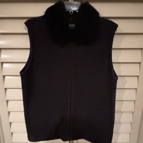 Black Sleeveless Vest with Fur Collar